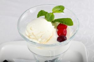 crème glacée dans un bol sur fond blanc photo