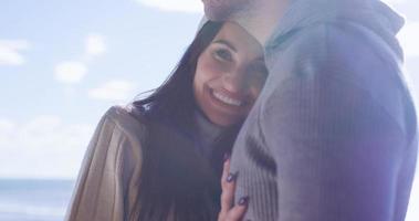 couple s'amusant lors d'une belle journée d'automne à la plage photo