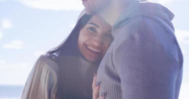 couple s'amusant lors d'une belle journée d'automne à la plage photo