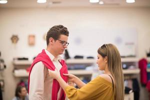 couple dans un magasin de vêtements photo