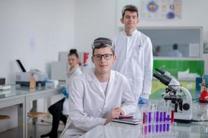 groupe de jeunes étudiants en médecine faisant de la recherche photo