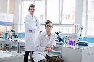 groupe de jeunes étudiants en médecine faisant de la recherche photo