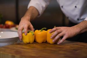 chef servant une salade de légumes photo