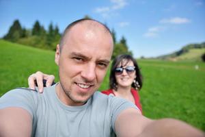 couple heureux en plein air photo