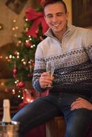 heureux jeune homme avec une coupe de champagne photo