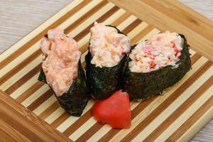 sushi gunkan sur planche de bois et fond en bois photo