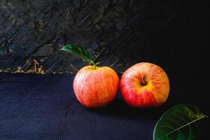 deux pommes rouges fraîches photo