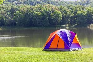 tente dôme touristique camping en forêt camping au bord du lac photo