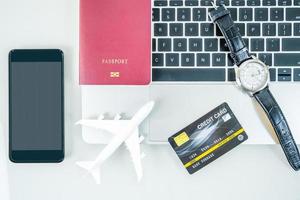 smartphone, carte de crédit sur clavier photo