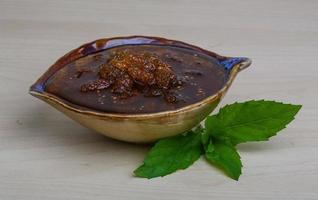 Confiture de mûres dans un bol sur fond de bois photo