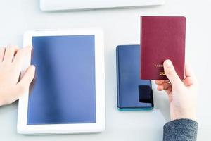 gros plan sur une main de femme tenant un ordinateur tablette avec un écran d'espace de copie vierge photo