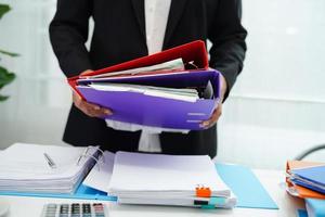 femme d'affaires occupée à travailler avec des documents au bureau. photo