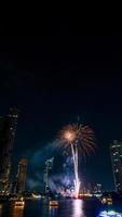 feux d'artifice sur la rivière dans le ciel sombre photo