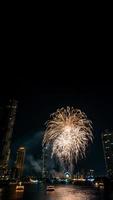 feux d'artifice sur la rivière dans le ciel sombre photo