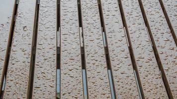 gouttes de pluie sur une table en bois dans le jardin photo