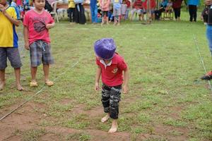 blitar, indonésie - 11 septembre 2022 une belle petite fille qui est très sérieuse à l'idée de participer à un concours pour célébrer le jour de l'indépendance de l'indonésie à blitar photo