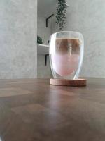 un verre de glace au latte aux fraises. photo