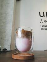 un verre de glace au latte aux fraises. photo