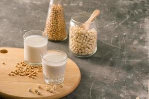 verres de lait de graines de lotus et de lait de soja sur la table. photo