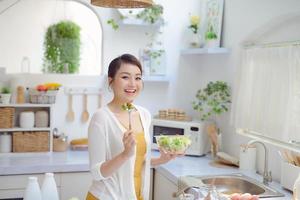 portrait d'une fille à la recherche positive et tenant un braille avec de la salade photo