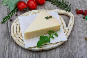 fromage parmesan sur planche de bois et fond en bois photo