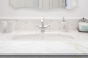 dessus de table en marbre blanc vide avec fond de salle de bain flou
