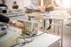 étudiants faisant la pratique dans la salle de classe électronique photo