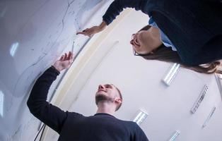 étudiants écrivant sur le tableau blanc photo