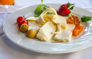 assiette de fromages sur l'assiette et fond blanc photo