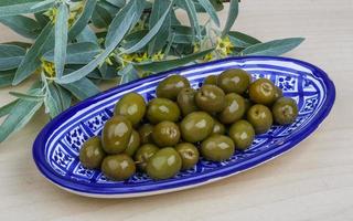 plat d'olives vertes photo