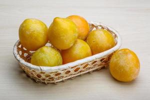 prunes jaunes dans un bol photo