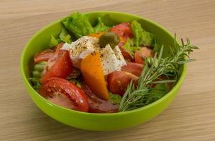 salade grecque sur assiette photo
