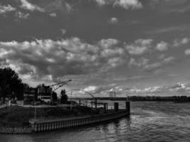 la ville de nimègue à la rivière waal aux pays-bas photo