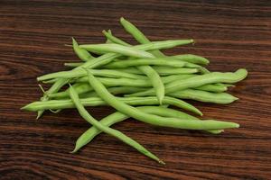 haricots verts sur bois photo