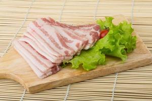 tranches de bacon sur bois photo