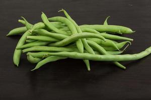 haricots verts sur bois photo