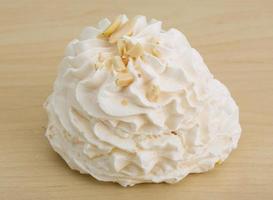 meringue sur fond de bois photo