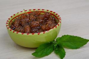 Confiture de mûres dans un bol sur fond de bois photo