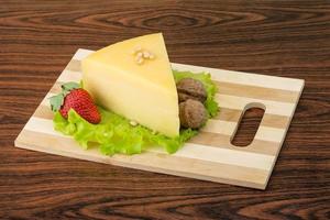 fromage parmesan sur bois photo