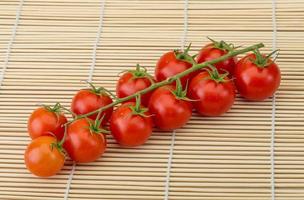 tomates cerises sur bois photo