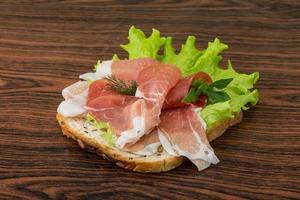 prosciutto sur bois photo