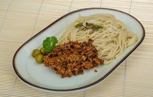 spaghetti bolognaise sur la plaque et fond de bois photo