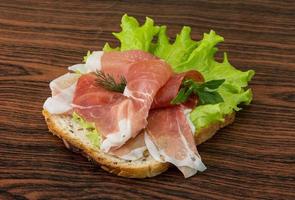 prosciutto sur bois photo