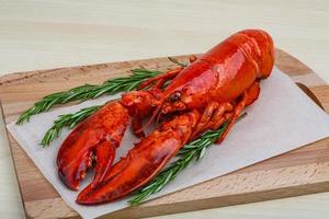 Homard sur planche de bois et fond de bois photo