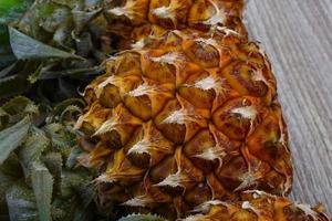 petit ananas sur fond de bois photo