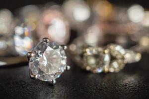 Bijoux bagues en diamant sur fond noir close up photo