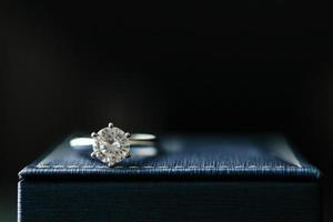 bague en diamant de mariage sur une boîte à bijoux photo