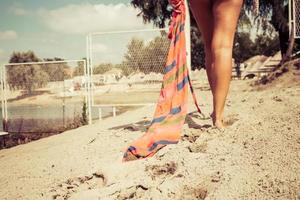 marcher pieds nus sur une plage de sable. photo