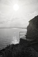 château de visingsborg en suède sur l'île de visingsoe surplombant le lac de vaetterm. ruine du moyen-âge du roi suédois. photographie de paysage photo