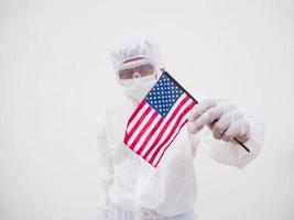 portrait d'un médecin ou d'un scientifique en uniforme de suite epi tenant le drapeau national des états-unis d'amérique. concept covid-19 isolé fond blanc photo